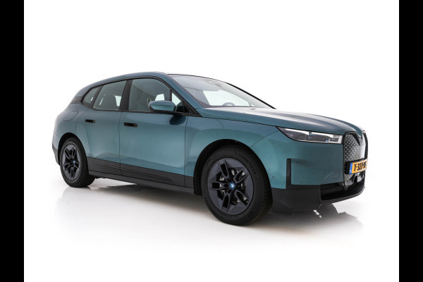 BMW iX xDrive40 Business Edition Plus 77 kWh [ 3-Fase ] {SOH-100%} (INCL-BTW) *PANO | HEAD-UP | TOPVIEW | MASSAGE | LASER-LIGHT | MEMORY-PACK | BOWERS&WILKINS | BLINDSPOT | WIDESCREEN-COCKPIT | HEATED-COMFORTSEATS | DAB | AMBIENTLIGHT | NAVI-FULLMAP | 20''AL