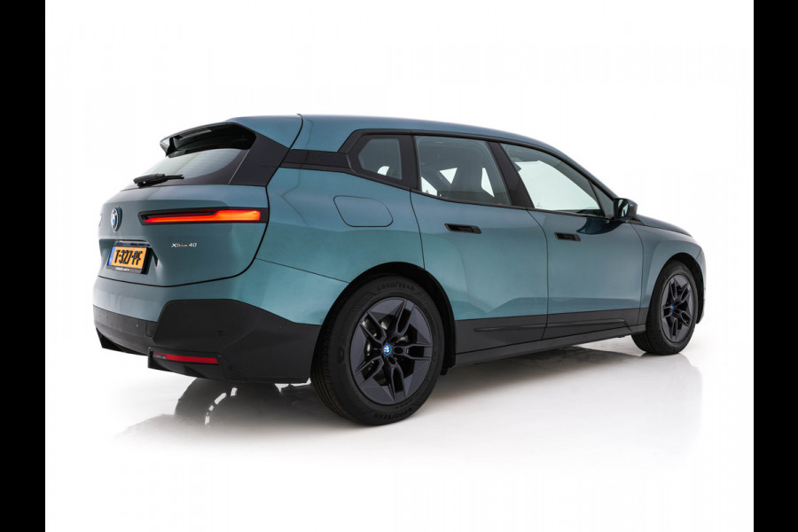BMW iX xDrive40 Business Edition Plus 77 kWh [ 3-Fase ] {SOH-100%} (INCL-BTW) *PANO | HEAD-UP | TOPVIEW | MASSAGE | LASER-LIGHT | MEMORY-PACK | BOWERS&WILKINS | BLINDSPOT | WIDESCREEN-COCKPIT | HEATED-COMFORTSEATS | DAB | AMBIENTLIGHT | NAVI-FULLMAP | 20''AL
