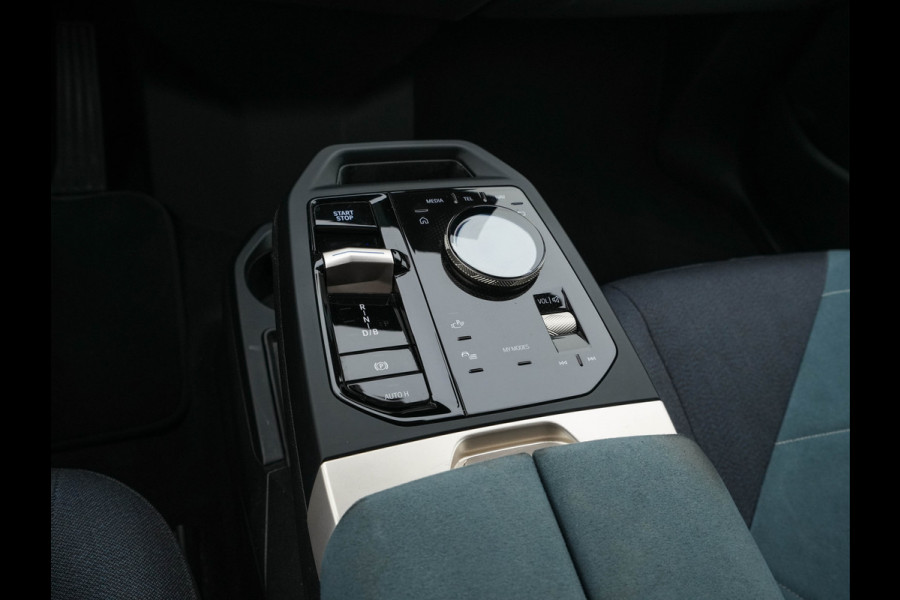 BMW iX xDrive40 Business Edition Plus 77 kWh [ 3-Fase ] {SOH-100%} (INCL-BTW) *PANO | HEAD-UP | TOPVIEW | MASSAGE | LASER-LIGHT | MEMORY-PACK | BOWERS&WILKINS | BLINDSPOT | WIDESCREEN-COCKPIT | HEATED-COMFORTSEATS | DAB | AMBIENTLIGHT | NAVI-FULLMAP | 20''AL