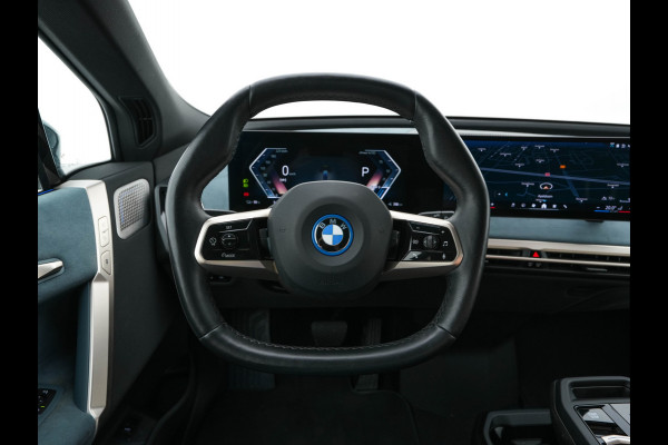 BMW iX xDrive40 Business Edition Plus 77 kWh [ 3-Fase ] {SOH-100%} (INCL-BTW) *PANO | HEAD-UP | TOPVIEW | MASSAGE | LASER-LIGHT | MEMORY-PACK | BOWERS&WILKINS | BLINDSPOT | WIDESCREEN-COCKPIT | HEATED-COMFORTSEATS | DAB | AMBIENTLIGHT | NAVI-FULLMAP | 20''AL