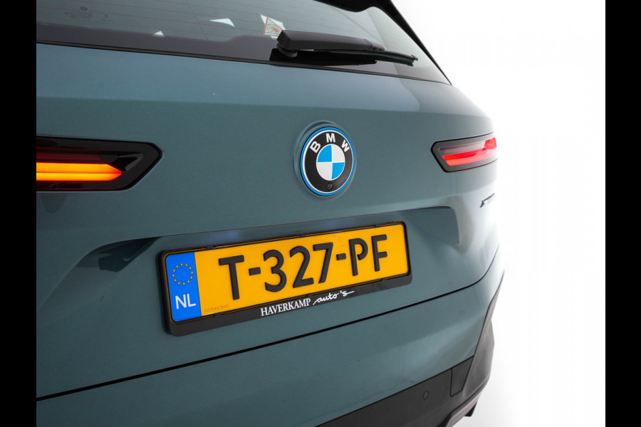 BMW iX xDrive40 Business Edition Plus 77 kWh [ 3-Fase ] {SOH-100%} (INCL-BTW) *PANO | HEAD-UP | TOPVIEW | MASSAGE | LASER-LIGHT | MEMORY-PACK | BOWERS&WILKINS | BLINDSPOT | WIDESCREEN-COCKPIT | HEATED-COMFORTSEATS | DAB | AMBIENTLIGHT | NAVI-FULLMAP | 20''AL