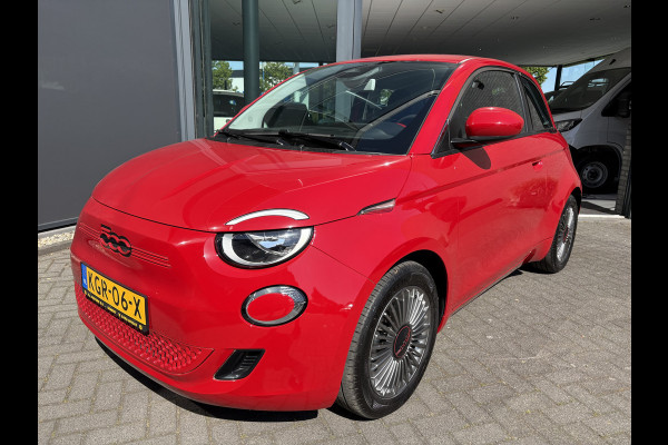 Fiat 500E 24 kWh RED Achteruitrijcamera - Airco - Navigatie - Parkeersensoren achter - Apple carplay - Bluetooth - Cruise control - Keyless start - Led verlichting - Stuur multifunctioneel - Rijstrooksensor - Elektrische ramen
