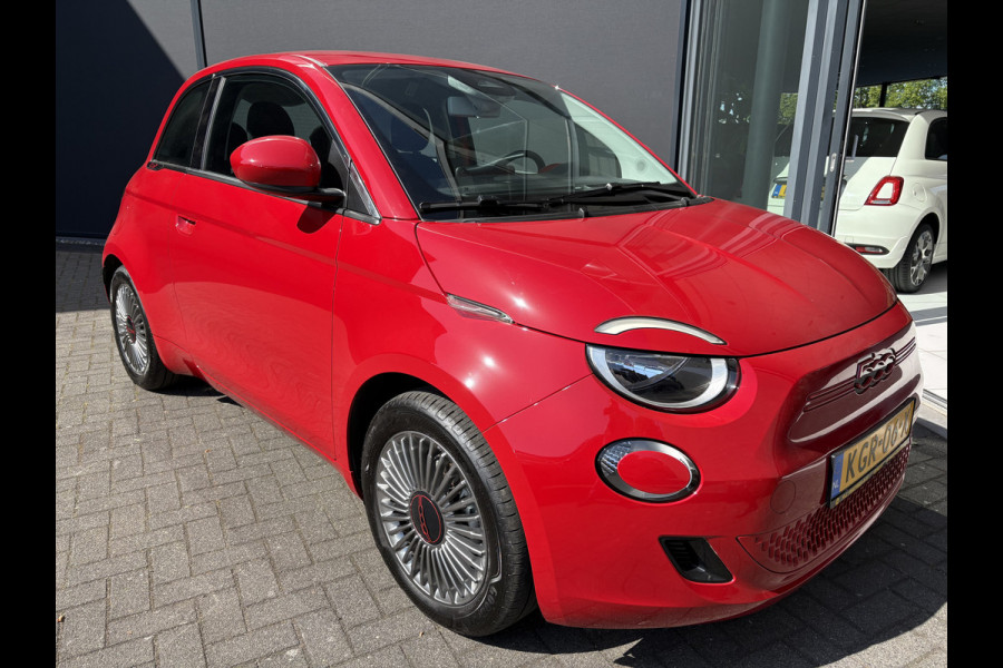 Fiat 500E 24 kWh RED Achteruitrijcamera - Airco - Navigatie - Parkeersensoren achter - Apple carplay - Bluetooth - Cruise control - Keyless start - Led verlichting - Stuur multifunctioneel - Rijstrooksensor - Elektrische ramen
