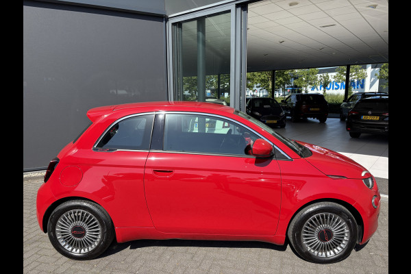 Fiat 500E 24 kWh RED Achteruitrijcamera - Airco - Navigatie - Parkeersensoren achter - Apple carplay - Bluetooth - Cruise control - Keyless start - Led verlichting - Stuur multifunctioneel - Rijstrooksensor - Elektrische ramen