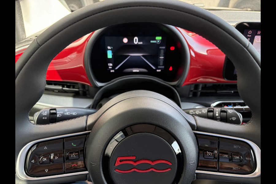Fiat 500E 24 kWh RED Achteruitrijcamera - Airco - Navigatie - Parkeersensoren achter - Apple carplay - Bluetooth - Cruise control - Keyless start - Led verlichting - Stuur multifunctioneel - Rijstrooksensor - Elektrische ramen