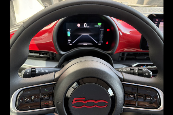 Fiat 500E 24 kWh RED Achteruitrijcamera - Airco - Navigatie - Parkeersensoren achter - Apple carplay - Bluetooth - Cruise control - Keyless start - Led verlichting - Stuur multifunctioneel - Rijstrooksensor - Elektrische ramen