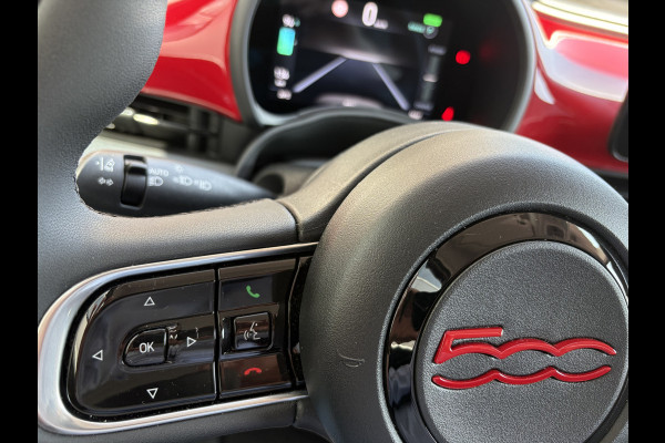 Fiat 500E 24 kWh RED Achteruitrijcamera - Airco - Navigatie - Parkeersensoren achter - Apple carplay - Bluetooth - Cruise control - Keyless start - Led verlichting - Stuur multifunctioneel - Rijstrooksensor - Elektrische ramen