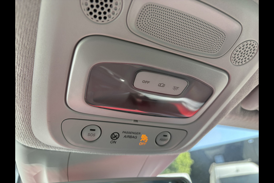 Fiat 500E 24 kWh RED Achteruitrijcamera - Airco - Navigatie - Parkeersensoren achter - Apple carplay - Bluetooth - Cruise control - Keyless start - Led verlichting - Stuur multifunctioneel - Rijstrooksensor - Elektrische ramen