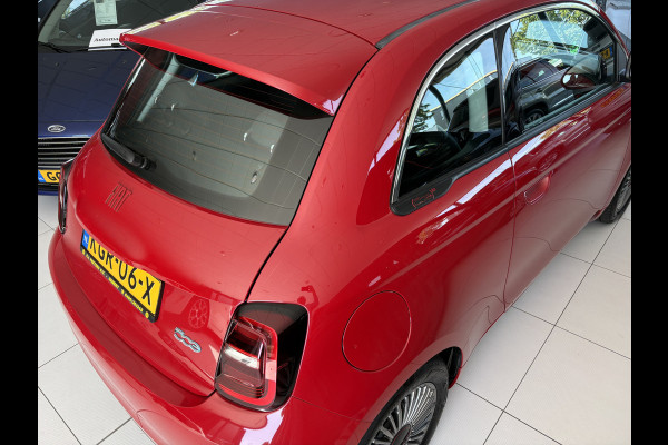 Fiat 500E 24 kWh RED Achteruitrijcamera - Airco - Navigatie - Parkeersensoren achter - Apple carplay - Bluetooth - Cruise control - Keyless start - Led verlichting - Stuur multifunctioneel - Rijstrooksensor - Elektrische ramen
