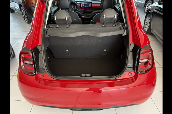 Fiat 500E 24 kWh RED Achteruitrijcamera - Airco - Navigatie - Parkeersensoren achter - Apple carplay - Bluetooth - Cruise control - Keyless start - Led verlichting - Stuur multifunctioneel - Rijstrooksensor - Elektrische ramen