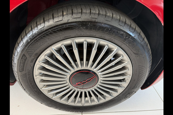 Fiat 500E 24 kWh RED Achteruitrijcamera - Airco - Navigatie - Parkeersensoren achter - Apple carplay - Bluetooth - Cruise control - Keyless start - Led verlichting - Stuur multifunctioneel - Rijstrooksensor - Elektrische ramen