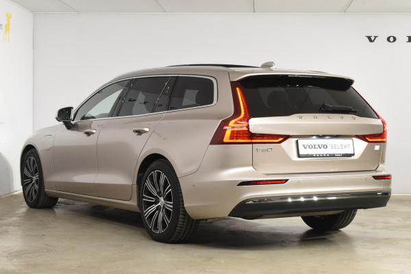 Volvo V60 T6 350PK Plug-in Hybrid AWD Ultimate Bright / Adaptive Cruise Control / Harman Kardon / 360 Camera / Elektrisch glazen schuif-kanteldak / Head-up Display / Nappa leer met stoelventilatie / Elektrisch verstelbare stoelen met geheugen / Stoelverwarming / Stuurverwarming