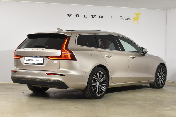 Volvo V60 T6 350PK Plug-in Hybrid AWD Ultimate Bright / Adaptive Cruise Control / Harman Kardon / 360 Camera / Elektrisch glazen schuif-kanteldak / Head-up Display / Nappa leer met stoelventilatie / Elektrisch verstelbare stoelen met geheugen / Stoelverwarming / Stuurverwarming