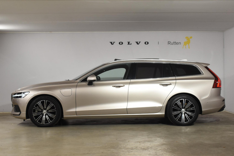 Volvo V60 T6 350PK Plug-in Hybrid AWD Ultimate Bright / Adaptive Cruise Control / Harman Kardon / 360 Camera / Elektrisch glazen schuif-kanteldak / Head-up Display / Nappa leer met stoelventilatie / Elektrisch verstelbare stoelen met geheugen / Stoelverwarming / Stuurverwarming