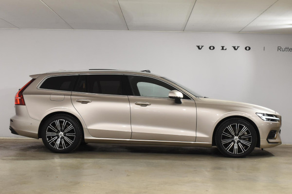 Volvo V60 T6 350PK Plug-in Hybrid AWD Ultimate Bright / Adaptive Cruise Control / Harman Kardon / 360 Camera / Elektrisch glazen schuif-kanteldak / Head-up Display / Nappa leer met stoelventilatie / Elektrisch verstelbare stoelen met geheugen / Stoelverwarming / Stuurverwarming