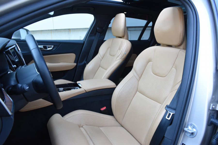 Volvo V60 T6 350PK Plug-in Hybrid AWD Ultimate Bright / Adaptive Cruise Control / Harman Kardon / 360 Camera / Elektrisch glazen schuif-kanteldak / Head-up Display / Nappa leer met stoelventilatie / Elektrisch verstelbare stoelen met geheugen / Stoelverwarming / Stuurverwarming