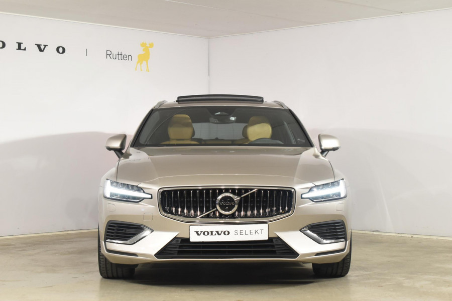 Volvo V60 T6 350PK Plug-in Hybrid AWD Ultimate Bright / Adaptive Cruise Control / Harman Kardon / 360 Camera / Elektrisch glazen schuif-kanteldak / Head-up Display / Nappa leer met stoelventilatie / Elektrisch verstelbare stoelen met geheugen / Stoelverwarming / Stuurverwarming
