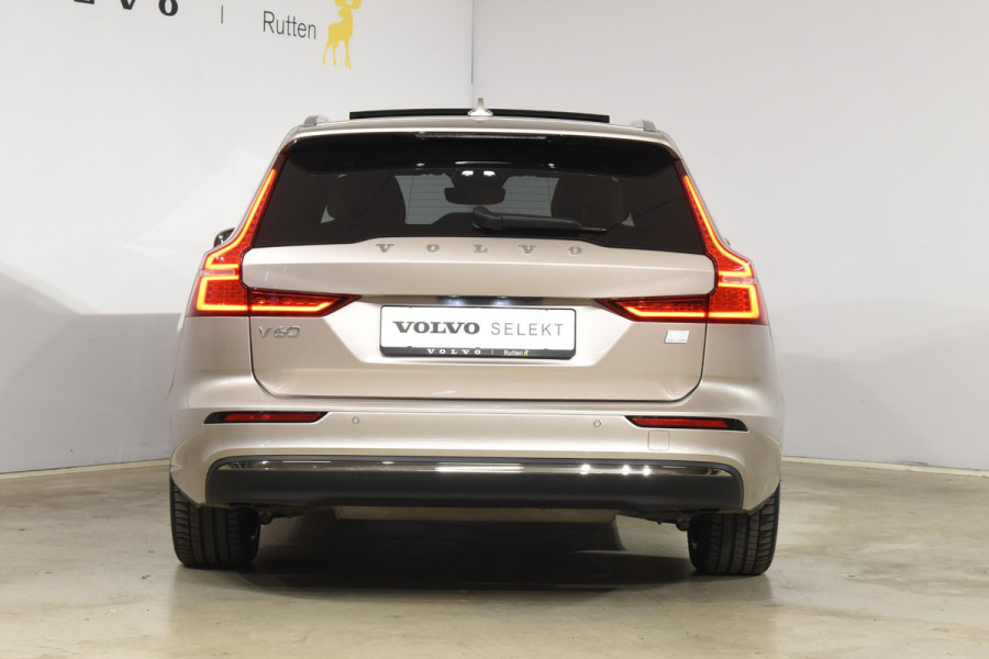 Volvo V60 T6 350PK Plug-in Hybrid AWD Ultimate Bright / Adaptive Cruise Control / Harman Kardon / 360 Camera / Elektrisch glazen schuif-kanteldak / Head-up Display / Nappa leer met stoelventilatie / Elektrisch verstelbare stoelen met geheugen / Stoelverwarming / Stuurverwarming