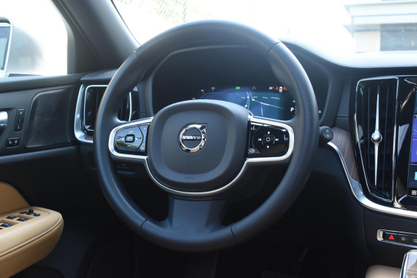 Volvo V60 T6 350PK Plug-in Hybrid AWD Ultimate Bright / Adaptive Cruise Control / Harman Kardon / 360 Camera / Elektrisch glazen schuif-kanteldak / Head-up Display / Nappa leer met stoelventilatie / Elektrisch verstelbare stoelen met geheugen / Stoelverwarming / Stuurverwarming
