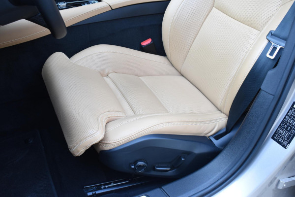 Volvo V60 T6 350PK Plug-in Hybrid AWD Ultimate Bright / Adaptive Cruise Control / Harman Kardon / 360 Camera / Elektrisch glazen schuif-kanteldak / Head-up Display / Nappa leer met stoelventilatie / Elektrisch verstelbare stoelen met geheugen / Stoelverwarming / Stuurverwarming