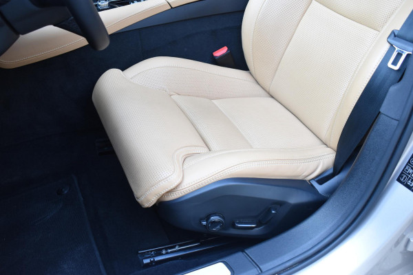Volvo V60 T6 350PK Plug-in Hybrid AWD Ultimate Bright / Adaptive Cruise Control / Harman Kardon / 360 Camera / Elektrisch glazen schuif-kanteldak / Head-up Display / Nappa leer met stoelventilatie / Elektrisch verstelbare stoelen met geheugen / Stoelverwarming / Stuurverwarming