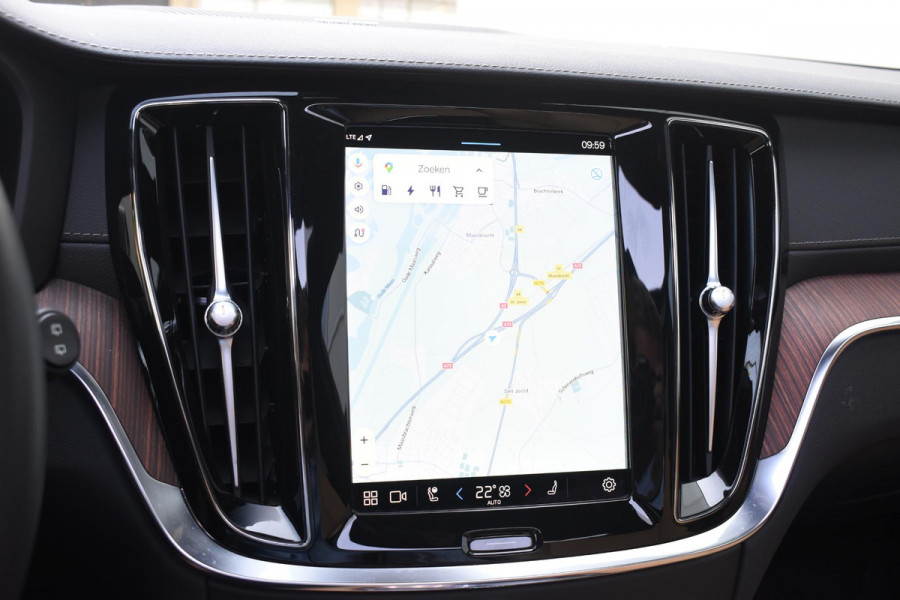 Volvo V60 T6 350PK Plug-in Hybrid AWD Ultimate Bright / Adaptive Cruise Control / Harman Kardon / 360 Camera / Elektrisch glazen schuif-kanteldak / Head-up Display / Nappa leer met stoelventilatie / Elektrisch verstelbare stoelen met geheugen / Stoelverwarming / Stuurverwarming