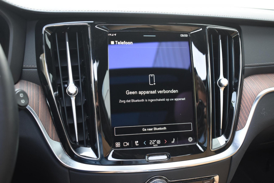 Volvo V60 T6 350PK Plug-in Hybrid AWD Ultimate Bright / Adaptive Cruise Control / Harman Kardon / 360 Camera / Elektrisch glazen schuif-kanteldak / Head-up Display / Nappa leer met stoelventilatie / Elektrisch verstelbare stoelen met geheugen / Stoelverwarming / Stuurverwarming