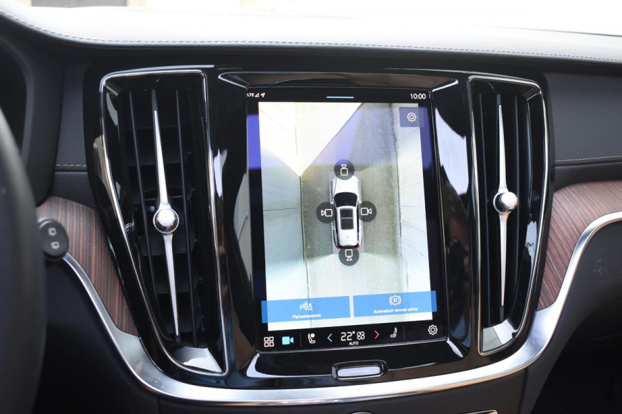 Volvo V60 T6 350PK Plug-in Hybrid AWD Ultimate Bright / Adaptive Cruise Control / Harman Kardon / 360 Camera / Elektrisch glazen schuif-kanteldak / Head-up Display / Nappa leer met stoelventilatie / Elektrisch verstelbare stoelen met geheugen / Stoelverwarming / Stuurverwarming