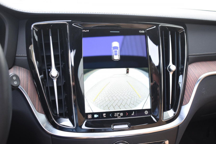 Volvo V60 T6 350PK Plug-in Hybrid AWD Ultimate Bright / Adaptive Cruise Control / Harman Kardon / 360 Camera / Elektrisch glazen schuif-kanteldak / Head-up Display / Nappa leer met stoelventilatie / Elektrisch verstelbare stoelen met geheugen / Stoelverwarming / Stuurverwarming