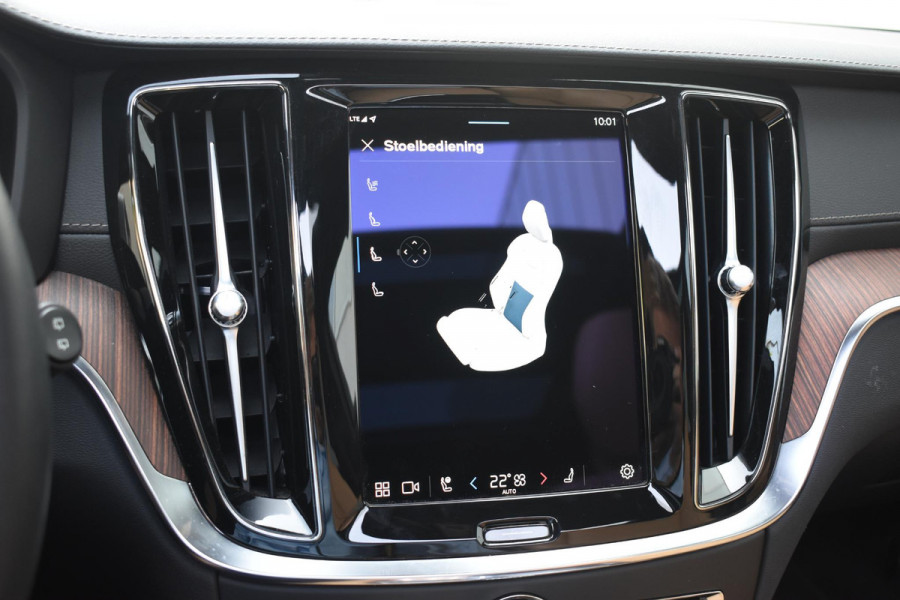 Volvo V60 T6 350PK Plug-in Hybrid AWD Ultimate Bright / Adaptive Cruise Control / Harman Kardon / 360 Camera / Elektrisch glazen schuif-kanteldak / Head-up Display / Nappa leer met stoelventilatie / Elektrisch verstelbare stoelen met geheugen / Stoelverwarming / Stuurverwarming
