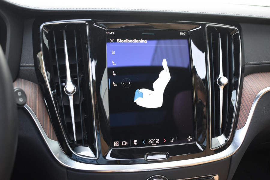 Volvo V60 T6 350PK Plug-in Hybrid AWD Ultimate Bright / Adaptive Cruise Control / Harman Kardon / 360 Camera / Elektrisch glazen schuif-kanteldak / Head-up Display / Nappa leer met stoelventilatie / Elektrisch verstelbare stoelen met geheugen / Stoelverwarming / Stuurverwarming