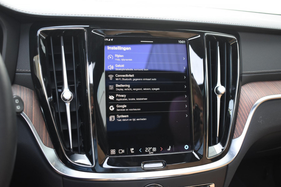 Volvo V60 T6 350PK Plug-in Hybrid AWD Ultimate Bright / Adaptive Cruise Control / Harman Kardon / 360 Camera / Elektrisch glazen schuif-kanteldak / Head-up Display / Nappa leer met stoelventilatie / Elektrisch verstelbare stoelen met geheugen / Stoelverwarming / Stuurverwarming
