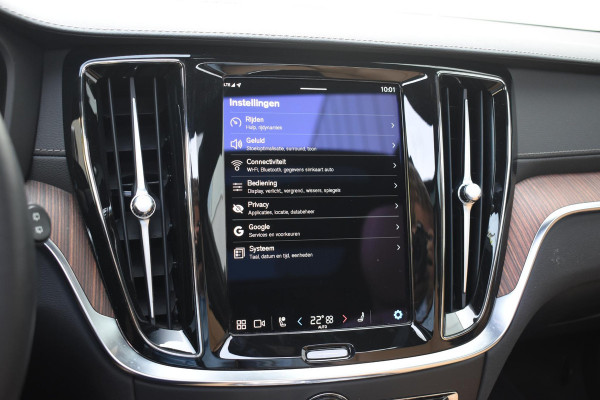 Volvo V60 T6 350PK Plug-in Hybrid AWD Ultimate Bright / Adaptive Cruise Control / Harman Kardon / 360 Camera / Elektrisch glazen schuif-kanteldak / Head-up Display / Nappa leer met stoelventilatie / Elektrisch verstelbare stoelen met geheugen / Stoelverwarming / Stuurverwarming