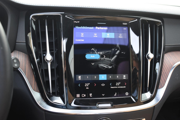 Volvo V60 T6 350PK Plug-in Hybrid AWD Ultimate Bright / Adaptive Cruise Control / Harman Kardon / 360 Camera / Elektrisch glazen schuif-kanteldak / Head-up Display / Nappa leer met stoelventilatie / Elektrisch verstelbare stoelen met geheugen / Stoelverwarming / Stuurverwarming