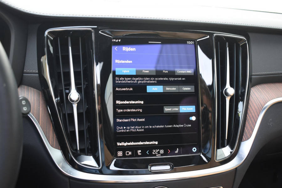 Volvo V60 T6 350PK Plug-in Hybrid AWD Ultimate Bright / Adaptive Cruise Control / Harman Kardon / 360 Camera / Elektrisch glazen schuif-kanteldak / Head-up Display / Nappa leer met stoelventilatie / Elektrisch verstelbare stoelen met geheugen / Stoelverwarming / Stuurverwarming
