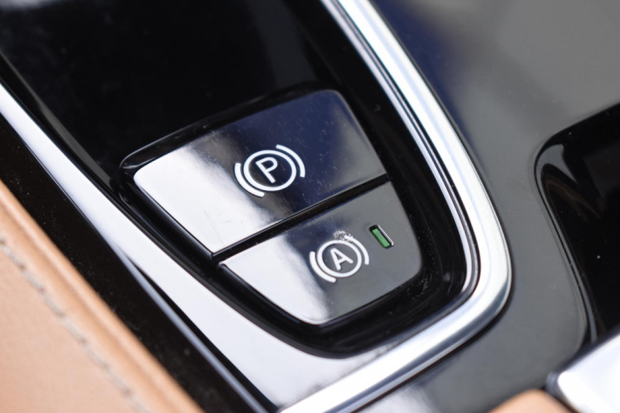 Volvo V60 T6 350PK Plug-in Hybrid AWD Ultimate Bright / Adaptive Cruise Control / Harman Kardon / 360 Camera / Elektrisch glazen schuif-kanteldak / Head-up Display / Nappa leer met stoelventilatie / Elektrisch verstelbare stoelen met geheugen / Stoelverwarming / Stuurverwarming