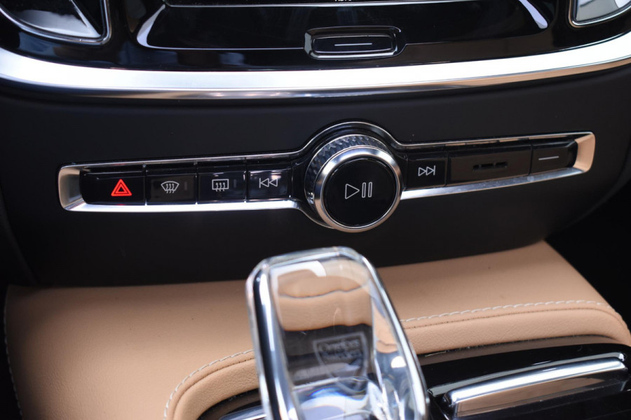 Volvo V60 T6 350PK Plug-in Hybrid AWD Ultimate Bright / Adaptive Cruise Control / Harman Kardon / 360 Camera / Elektrisch glazen schuif-kanteldak / Head-up Display / Nappa leer met stoelventilatie / Elektrisch verstelbare stoelen met geheugen / Stoelverwarming / Stuurverwarming