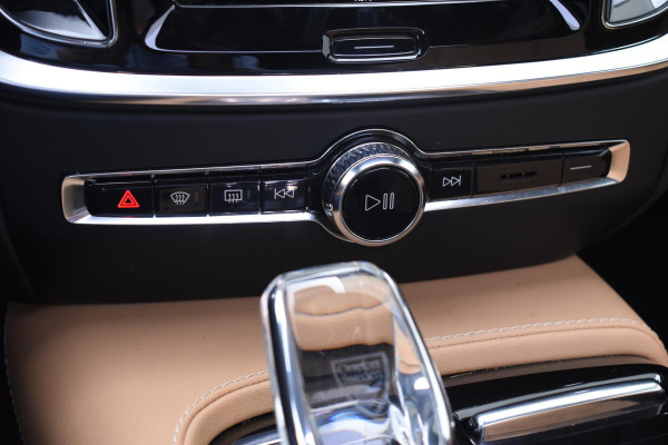 Volvo V60 T6 350PK Plug-in Hybrid AWD Ultimate Bright / Adaptive Cruise Control / Harman Kardon / 360 Camera / Elektrisch glazen schuif-kanteldak / Head-up Display / Nappa leer met stoelventilatie / Elektrisch verstelbare stoelen met geheugen / Stoelverwarming / Stuurverwarming