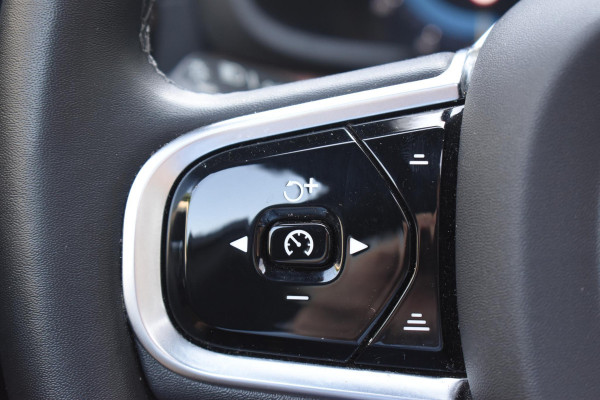 Volvo V60 T6 350PK Plug-in Hybrid AWD Ultimate Bright / Adaptive Cruise Control / Harman Kardon / 360 Camera / Elektrisch glazen schuif-kanteldak / Head-up Display / Nappa leer met stoelventilatie / Elektrisch verstelbare stoelen met geheugen / Stoelverwarming / Stuurverwarming
