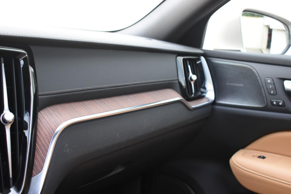 Volvo V60 T6 350PK Plug-in Hybrid AWD Ultimate Bright / Adaptive Cruise Control / Harman Kardon / 360 Camera / Elektrisch glazen schuif-kanteldak / Head-up Display / Nappa leer met stoelventilatie / Elektrisch verstelbare stoelen met geheugen / Stoelverwarming / Stuurverwarming