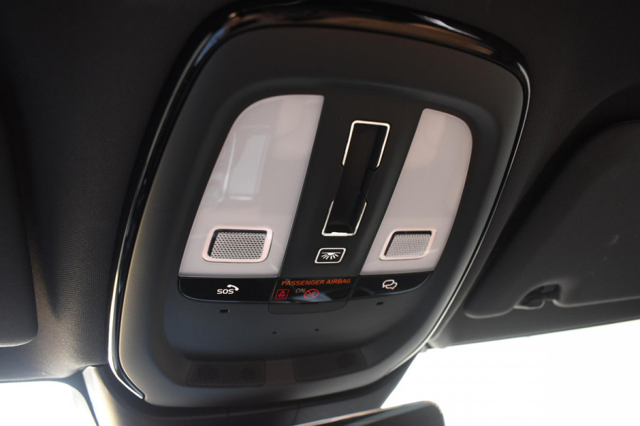 Volvo V60 T6 350PK Plug-in Hybrid AWD Ultimate Bright / Adaptive Cruise Control / Harman Kardon / 360 Camera / Elektrisch glazen schuif-kanteldak / Head-up Display / Nappa leer met stoelventilatie / Elektrisch verstelbare stoelen met geheugen / Stoelverwarming / Stuurverwarming