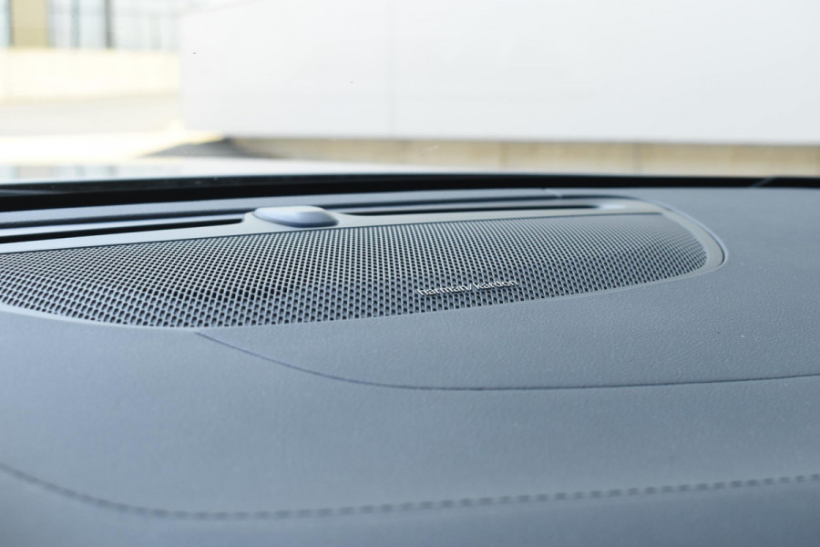 Volvo V60 T6 350PK Plug-in Hybrid AWD Ultimate Bright / Adaptive Cruise Control / Harman Kardon / 360 Camera / Elektrisch glazen schuif-kanteldak / Head-up Display / Nappa leer met stoelventilatie / Elektrisch verstelbare stoelen met geheugen / Stoelverwarming / Stuurverwarming