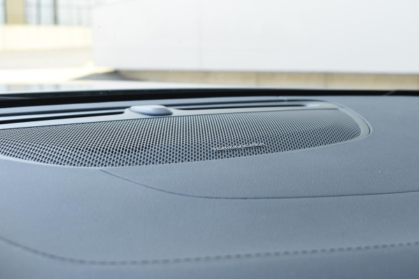 Volvo V60 T6 350PK Plug-in Hybrid AWD Ultimate Bright / Adaptive Cruise Control / Harman Kardon / 360 Camera / Elektrisch glazen schuif-kanteldak / Head-up Display / Nappa leer met stoelventilatie / Elektrisch verstelbare stoelen met geheugen / Stoelverwarming / Stuurverwarming