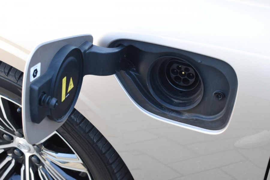 Volvo V60 T6 350PK Plug-in Hybrid AWD Ultimate Bright / Adaptive Cruise Control / Harman Kardon / 360 Camera / Elektrisch glazen schuif-kanteldak / Head-up Display / Nappa leer met stoelventilatie / Elektrisch verstelbare stoelen met geheugen / Stoelverwarming / Stuurverwarming