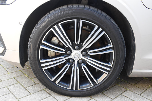 Volvo V60 T6 350PK Plug-in Hybrid AWD Ultimate Bright / Adaptive Cruise Control / Harman Kardon / 360 Camera / Elektrisch glazen schuif-kanteldak / Head-up Display / Nappa leer met stoelventilatie / Elektrisch verstelbare stoelen met geheugen / Stoelverwarming / Stuurverwarming