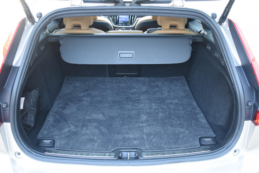 Volvo V60 T6 350PK Plug-in Hybrid AWD Ultimate Bright / Adaptive Cruise Control / Harman Kardon / 360 Camera / Elektrisch glazen schuif-kanteldak / Head-up Display / Nappa leer met stoelventilatie / Elektrisch verstelbare stoelen met geheugen / Stoelverwarming / Stuurverwarming