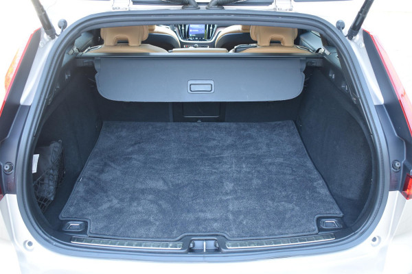 Volvo V60 T6 350PK Plug-in Hybrid AWD Ultimate Bright / Adaptive Cruise Control / Harman Kardon / 360 Camera / Elektrisch glazen schuif-kanteldak / Head-up Display / Nappa leer met stoelventilatie / Elektrisch verstelbare stoelen met geheugen / Stoelverwarming / Stuurverwarming