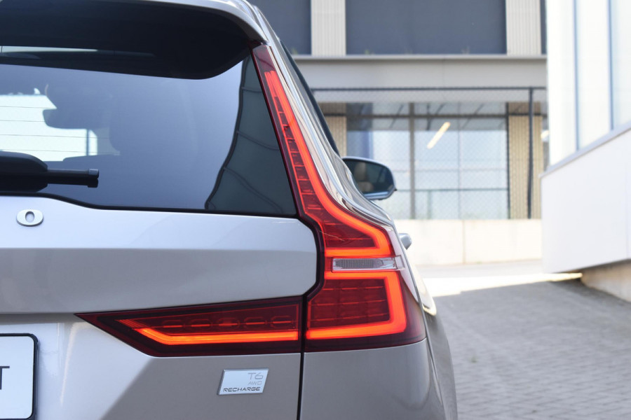 Volvo V60 T6 350PK Plug-in Hybrid AWD Ultimate Bright / Adaptive Cruise Control / Harman Kardon / 360 Camera / Elektrisch glazen schuif-kanteldak / Head-up Display / Nappa leer met stoelventilatie / Elektrisch verstelbare stoelen met geheugen / Stoelverwarming / Stuurverwarming