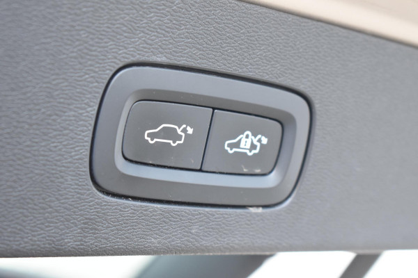 Volvo V60 T6 350PK Plug-in Hybrid AWD Ultimate Bright / Adaptive Cruise Control / Harman Kardon / 360 Camera / Elektrisch glazen schuif-kanteldak / Head-up Display / Nappa leer met stoelventilatie / Elektrisch verstelbare stoelen met geheugen / Stoelverwarming / Stuurverwarming