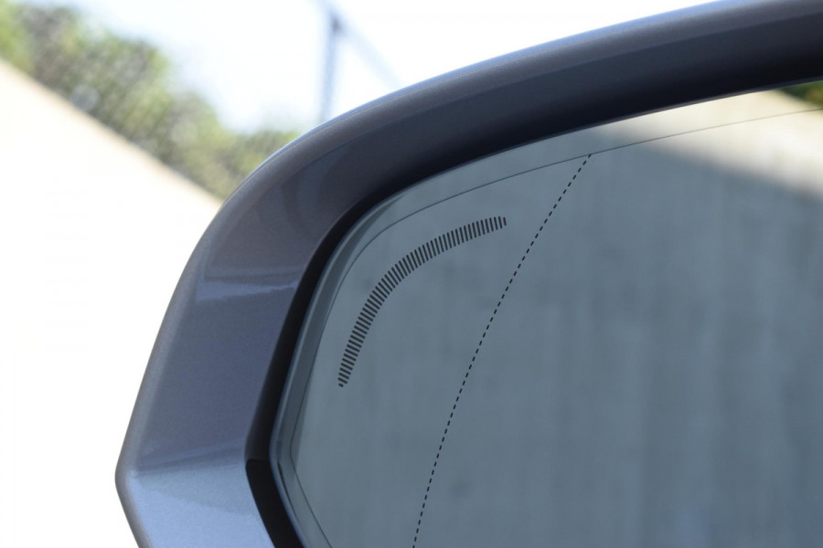 Volvo V60 T6 350PK Plug-in Hybrid AWD Ultimate Bright / Adaptive Cruise Control / Harman Kardon / 360 Camera / Elektrisch glazen schuif-kanteldak / Head-up Display / Nappa leer met stoelventilatie / Elektrisch verstelbare stoelen met geheugen / Stoelverwarming / Stuurverwarming